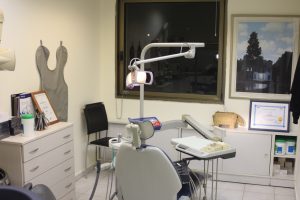 חדר בדיקה וטיפולים 1. חדר זה מיוחד לטיפולי יישור שיניים שקוף.