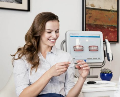 אינויזליין-INVISALIGN-טיפול-שקוף- בחורה